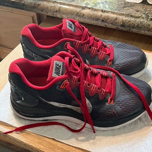 Nike LunarGlide5 shoes dark gray with red trim - Picture 2 of 6